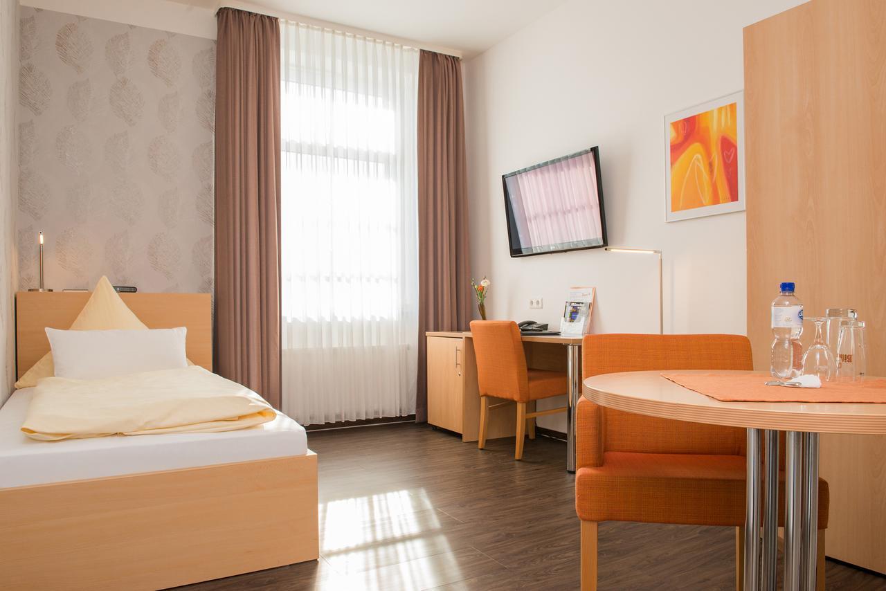 Johanniter Gaestehaus มึนสเทอร์ ภายนอก รูปภาพ